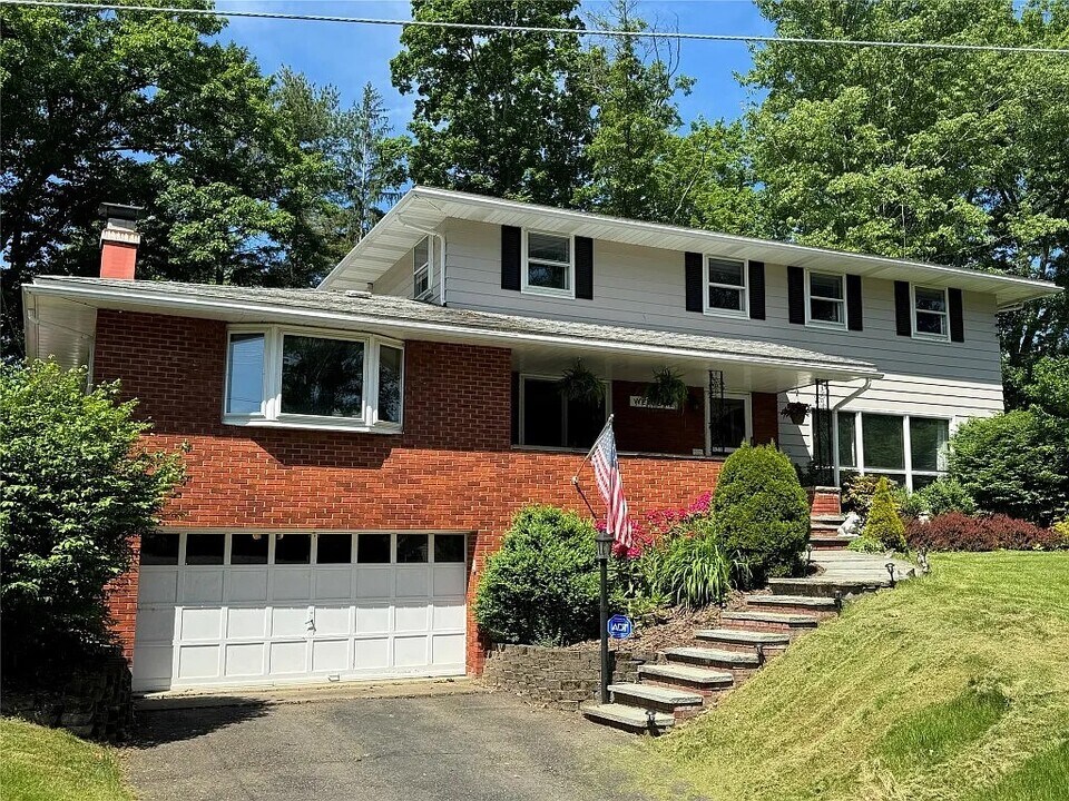 7 Exeter Dr in Endicott, NY - Building Photo
