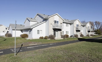 Oakview Garden Apartments in Sun Prairie, WI - Foto de edificio - Building Photo