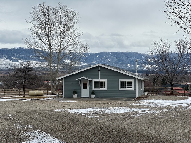 1334 Country Rd in Victor, MT - Building Photo - Building Photo