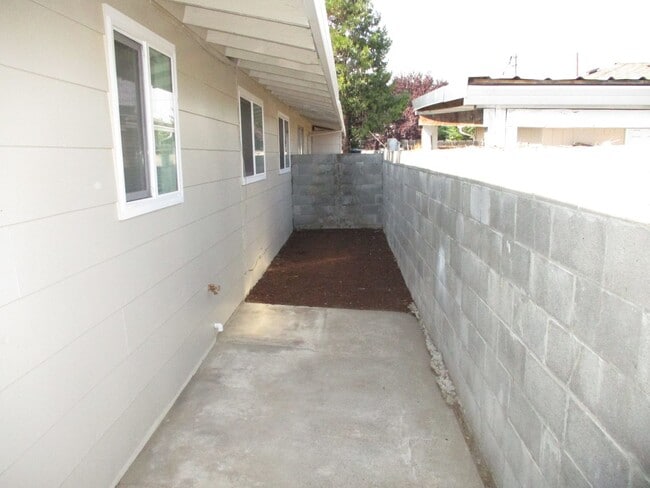 1510-1512 Meadows Ln in Medford, OR - Building Photo - Building Photo