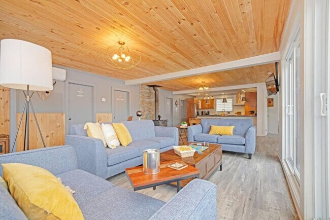 56 Rue Charette in Val-des-monts, QC - Building Photo - Building Photo