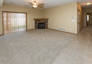 Meadow Cove in Des Moines, IA - Foto de edificio - Building Photo