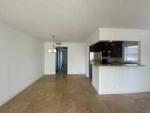 100 Andover D in West Palm Beach, FL - Foto de edificio - Building Photo