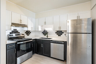 Twin Fountain Apartments in Denver, CO - Foto de edificio - Building Photo