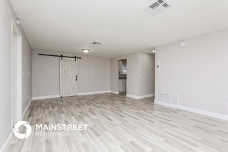 2261 Conway Dr in Deltona, FL - Foto de edificio - Building Photo