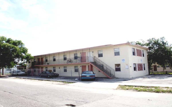 1025 Palm Beach Lakes Blvd in West Palm Beach, FL - Building Photo - Building Photo