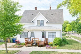 325-327 3rd St NE in Watertown, SD - Building Photo