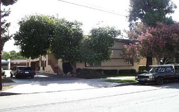 7400-7408 Canby Ave in Reseda, CA - Building Photo - Building Photo