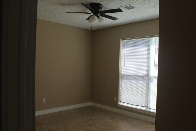 4920 Deerwood Cir in Baytown, TX - Building Photo - Building Photo