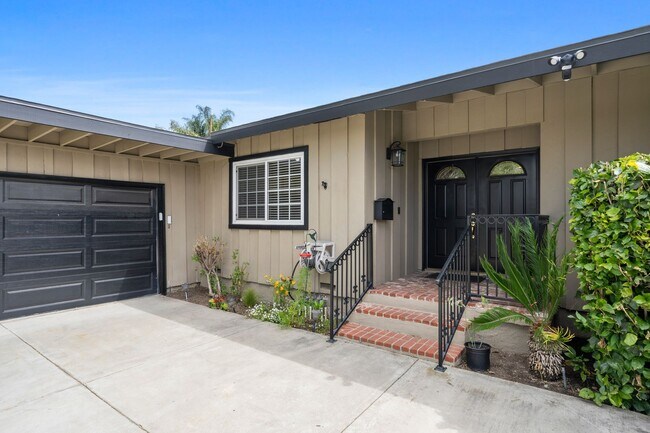 2077 N Mori Ln in Orange, CA - Building Photo - Building Photo