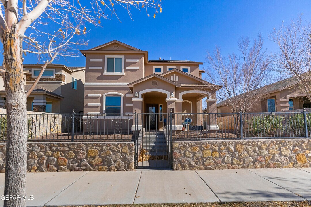 2057 Howard Jones in El Paso, TX - Building Photo