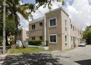 25 Navarre Ave in Coral Gables, FL - Foto de edificio - Building Photo