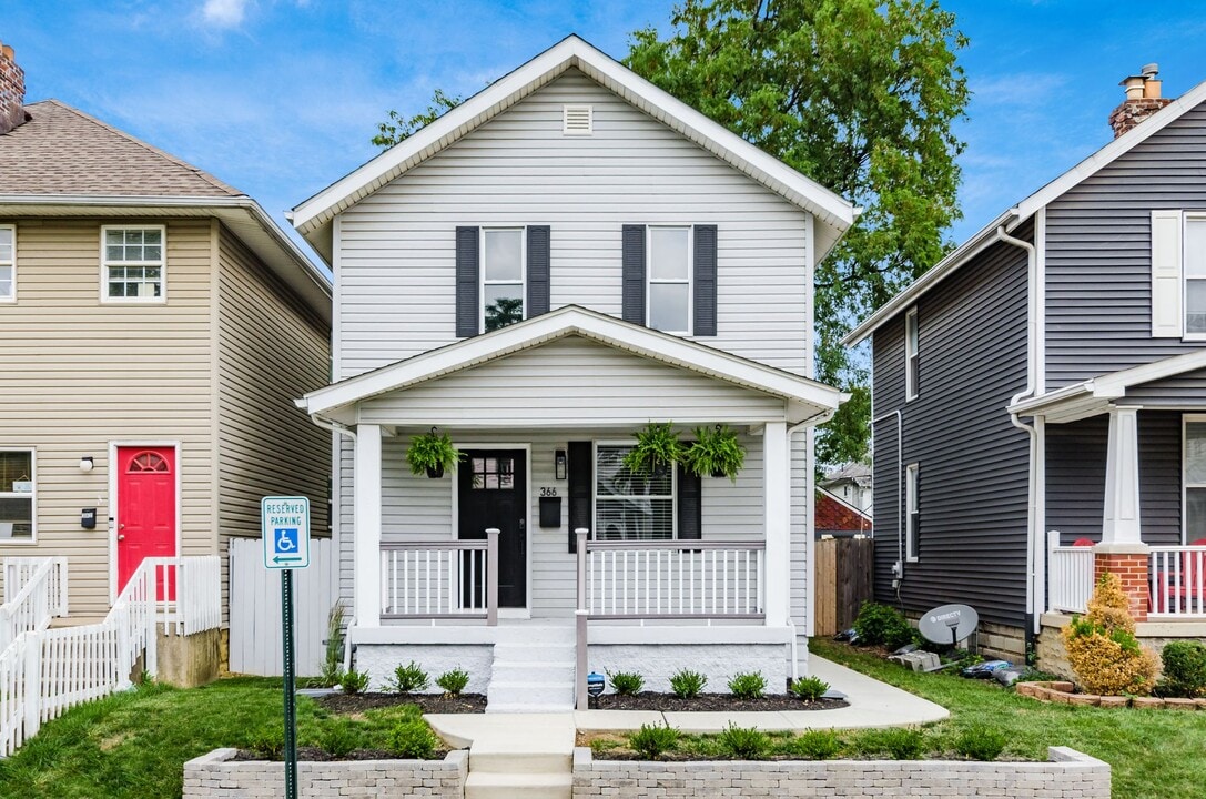 366 E Hinman Ave in Columbus, OH - Building Photo