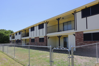 Castle Hill Apartments in Sherman, TX - Foto de edificio - Building Photo