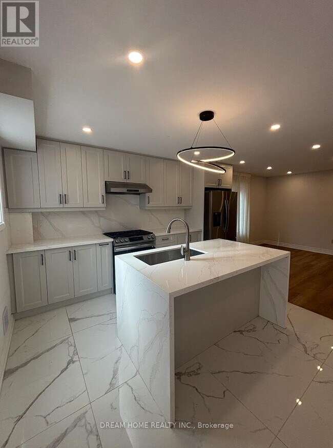 327 Sussex Ave in Richmond Hill, ON - Building Photo - Building Photo