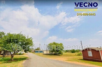 1819 Co Rd 1001 in Pearsall, TX - Building Photo - Building Photo