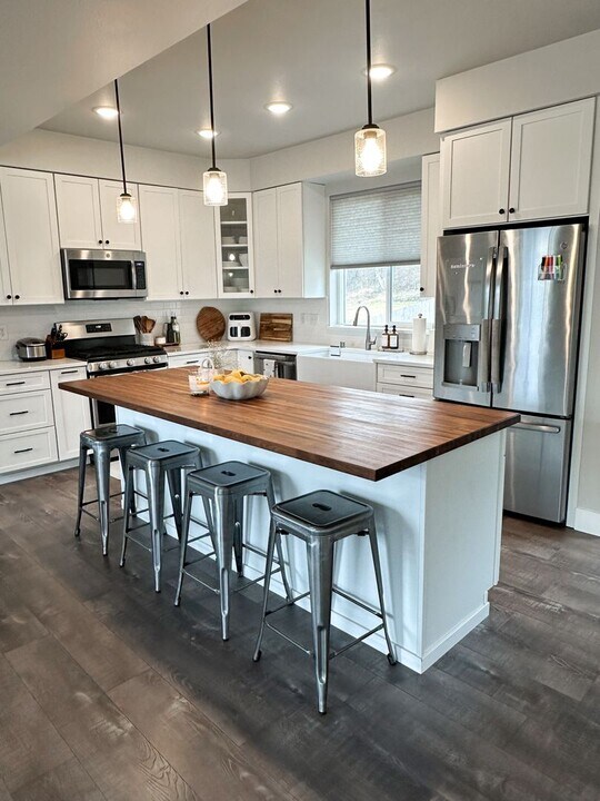 13844 Akers Cir in Anchorage, AK - Building Photo