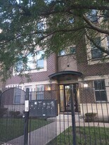 5911 W Corcoran Pl in Chicago, IL - Building Photo