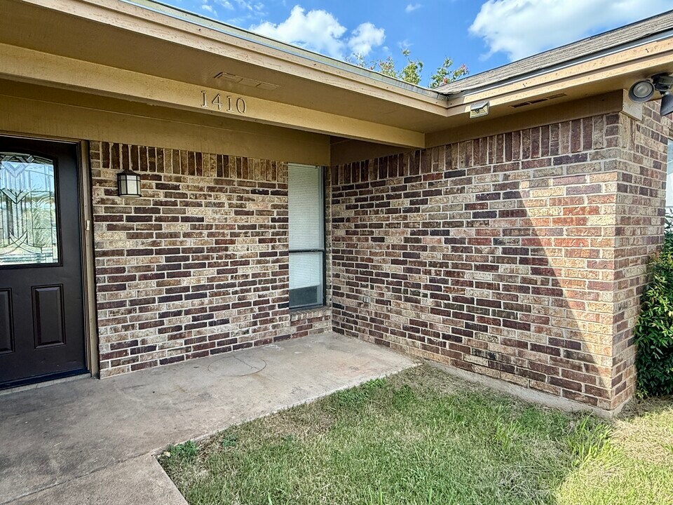 1410 W Torrey St in Granbury, TX - Building Photo