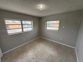 3045 NW 21st Ct-Unit -6 in Miami, FL - Building Photo - Building Photo