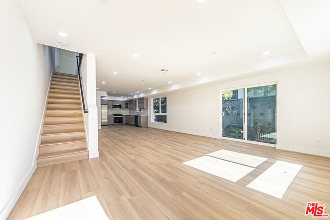 5436 Romaine St in Los Angeles, CA - Building Photo - Building Photo