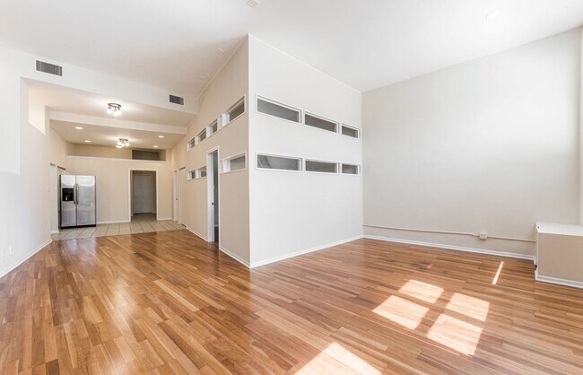 2120 W Grand Ave in Chicago, IL - Building Photo - Building Photo