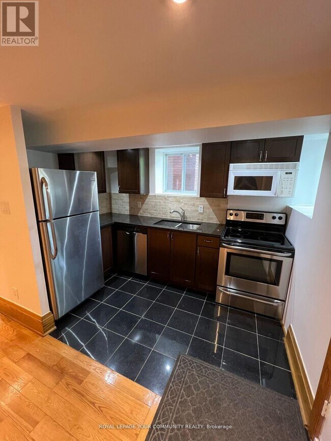 181 St Clair Ave E in Toronto, ON - Building Photo - Building Photo