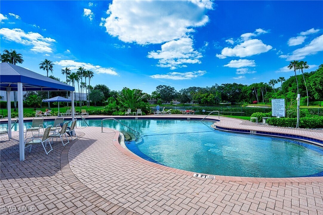7106 Lone Oak Blvd in Naples, FL - Foto de edificio