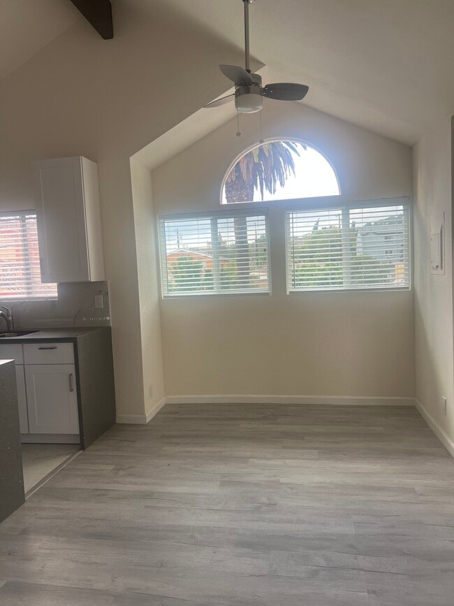 3250 Andrita St, Unit Beautiful high ceilings unit, Unit Beautiful high ceilings unit