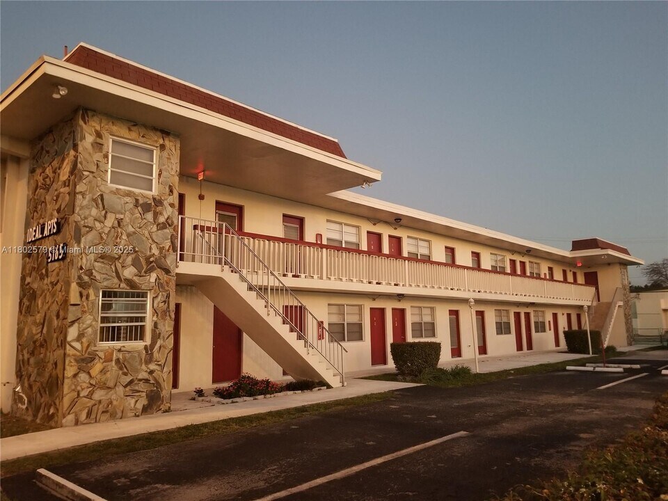 5165 W Flagler St in Coral Gables, FL - Building Photo