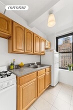 200 W 16th St in New York, NY - Building Photo - Building Photo