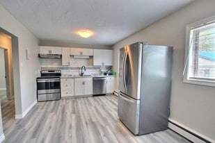 62 8 St in Moncton, NB - Building Photo