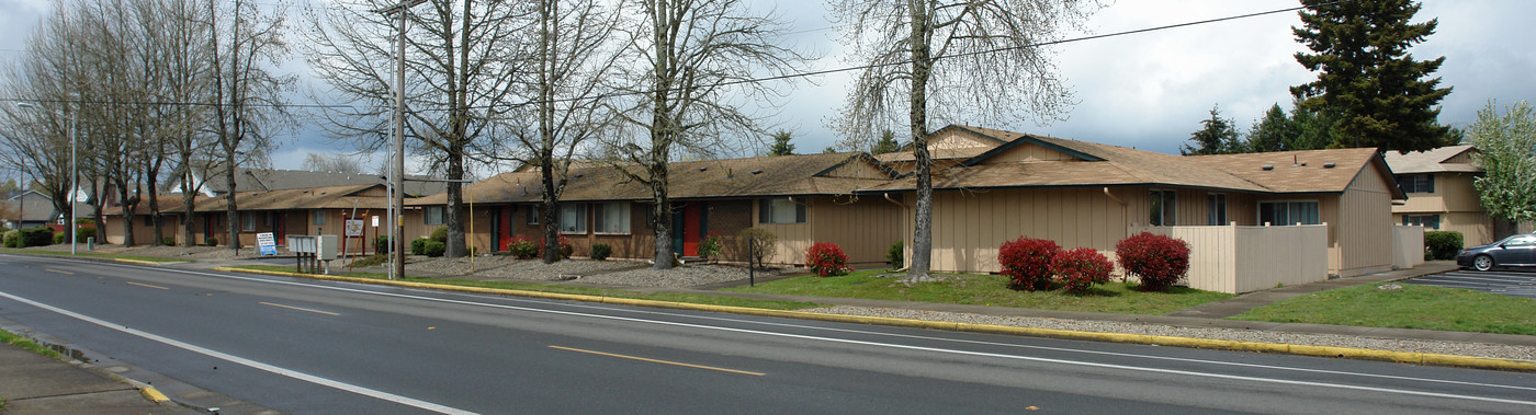 The Maples Apartments in Albany, OR - Building Photo