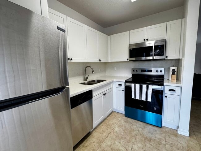 6676 SW 115th Ct, Unit 404 in Miami, FL - Foto de edificio - Building Photo