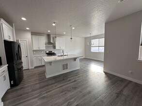 121 N Independence Way in Saratoga Springs, UT - Building Photo - Building Photo