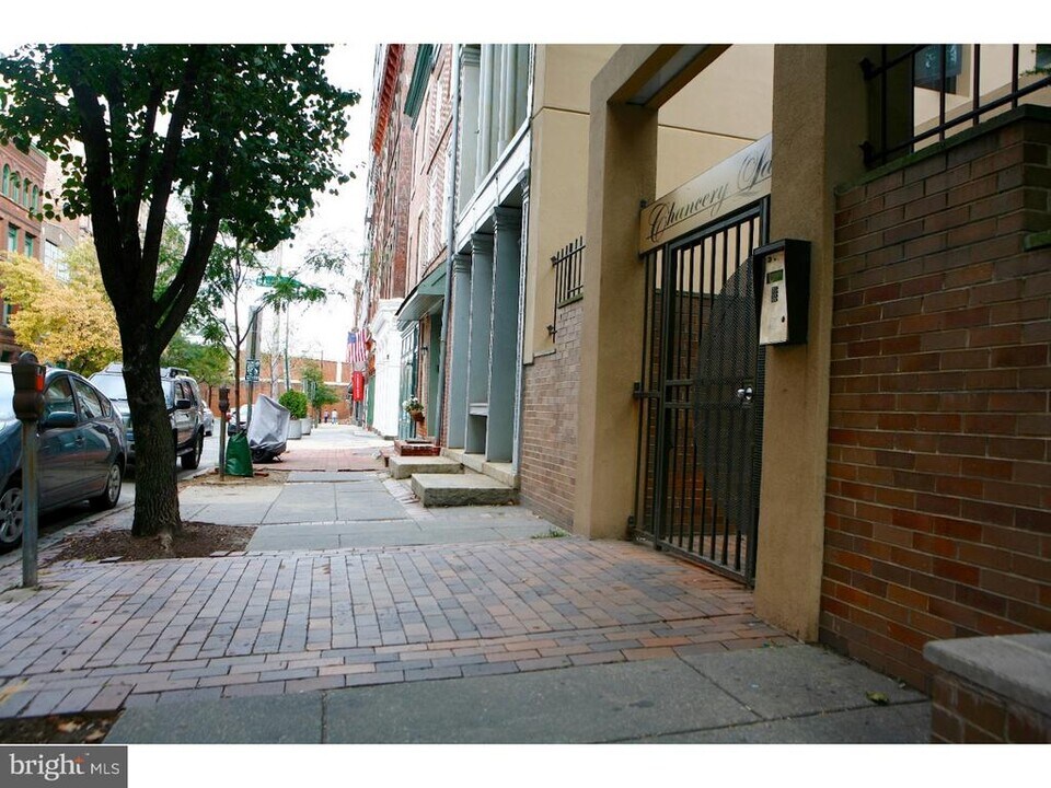 133 Arch St in Philadelphia, PA - Building Photo