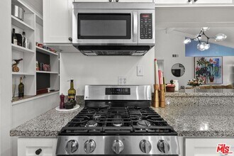6425 Green Valley Cir in Culver City, CA - Foto de edificio - Building Photo