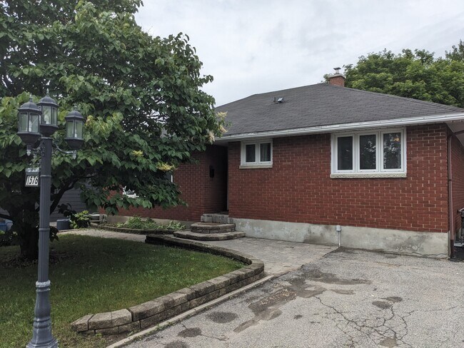1576 Maxime St in Ottawa, ON - Building Photo - Building Photo