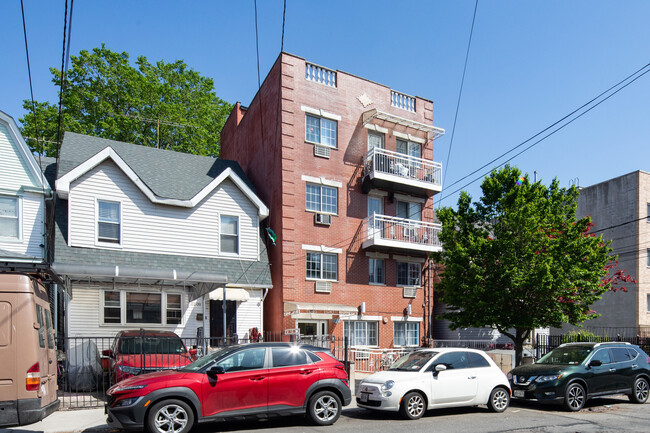 112-11 39th Ave in Corona, NY - Foto de edificio - Building Photo