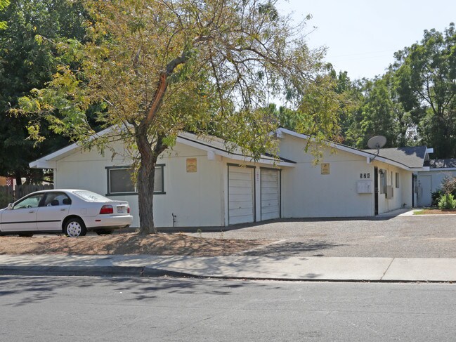 574 W Stuart Ave in Clovis, CA - Foto de edificio - Building Photo