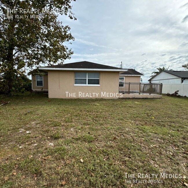 2440 Lackland Dr in Deltona, FL - Building Photo - Building Photo