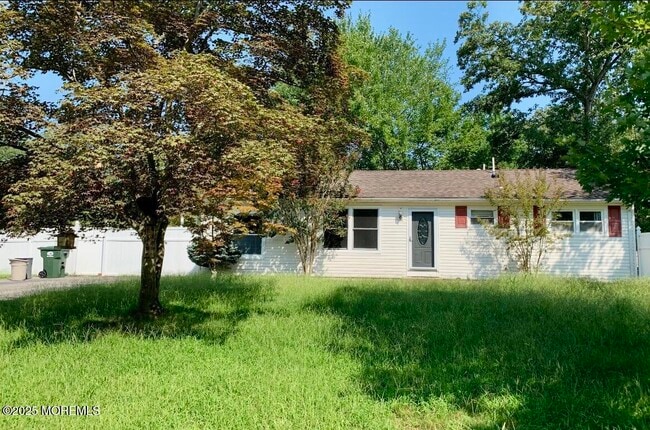 10 Oakwood Drive in Howell, NJ - Building Photo - Building Photo