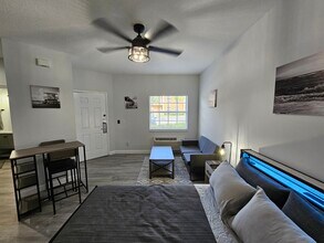8366 Mulligan Cir in Port St. Lucie, FL - Foto de edificio - Building Photo