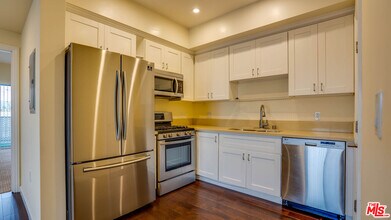 155 S Oxford Ave in Los Angeles, CA - Building Photo - Building Photo