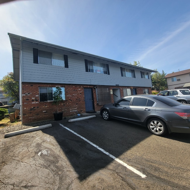 1043 Lookingglass Rd