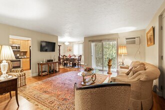 100 Fellsview Ter, Unit 106 in Stoneham, MA - Foto de edificio - Building Photo