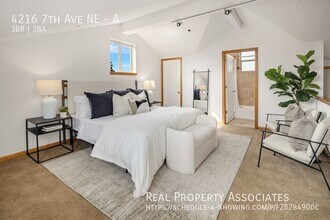 4216 7th Ave NE in Seattle, WA - Foto de edificio - Building Photo
