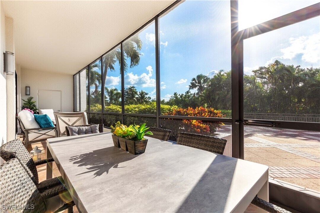 6075 Pelican Bay Blvd in Naples, FL - Building Photo