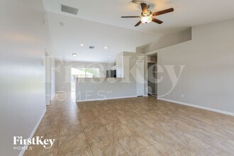 215 Mossrosse St in Ft. Myers, FL - Foto de edificio - Building Photo