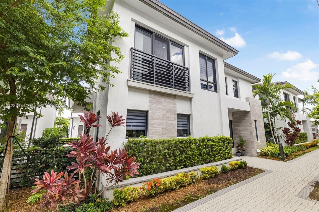 8234 NW 46th Terrace in Doral, FL - Building Photo